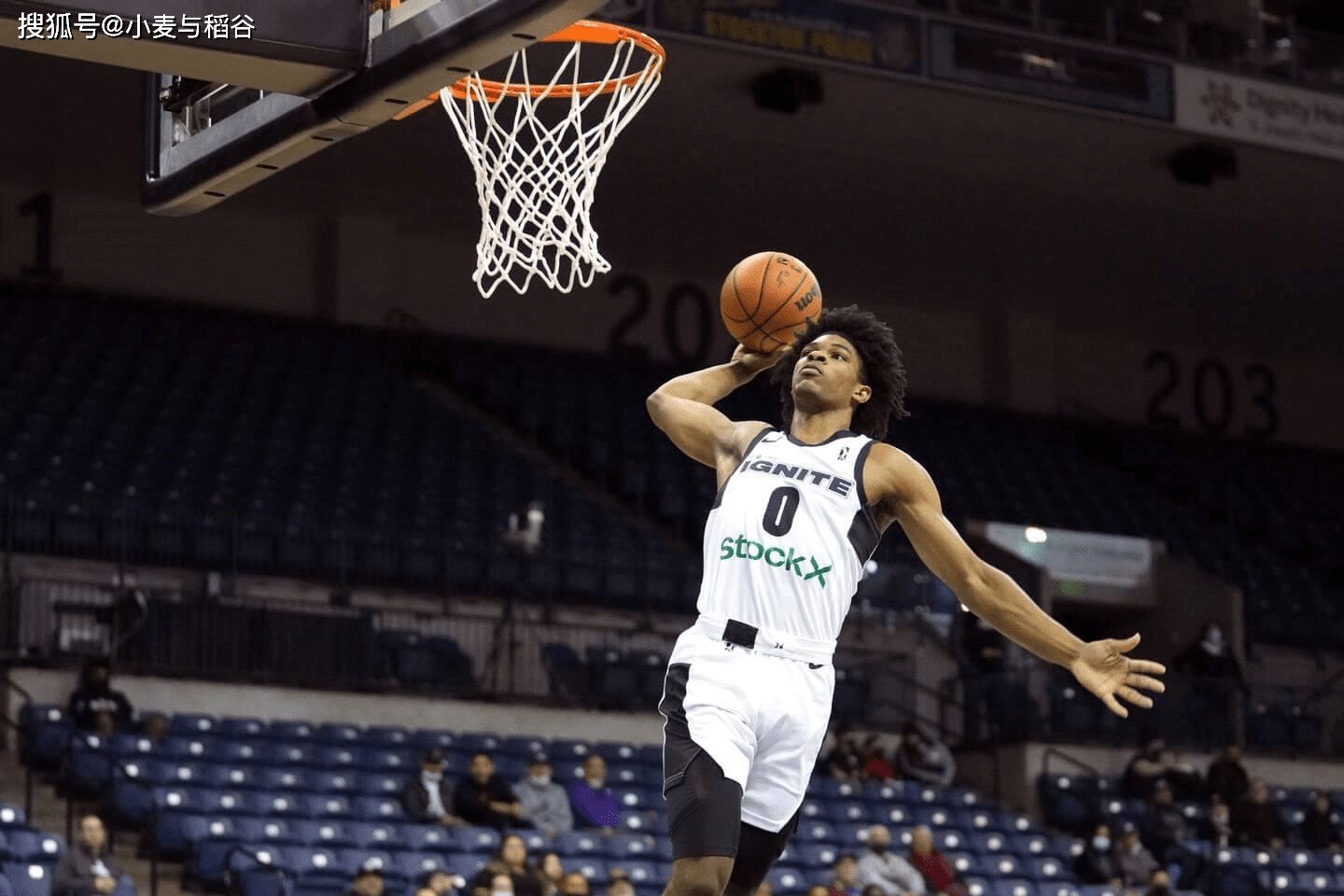 清晨费耶诺德调整名单以备NBA常规赛；刷新队史纪录环节打磨；媒体盛赞；球探报告显示潜力的简单介绍