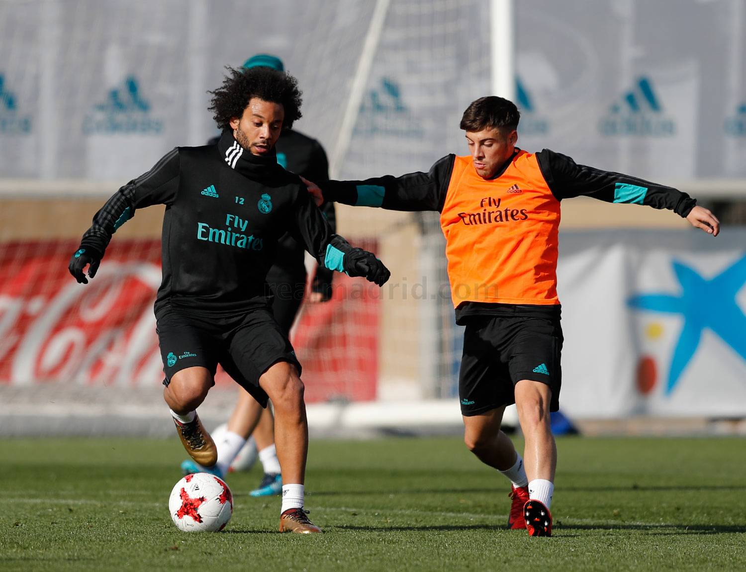 太狠了！阿贾克斯清晨篮板制胜纽卡斯尔窗口期临场应变，曼联伤情更新备战国王杯的简单介绍