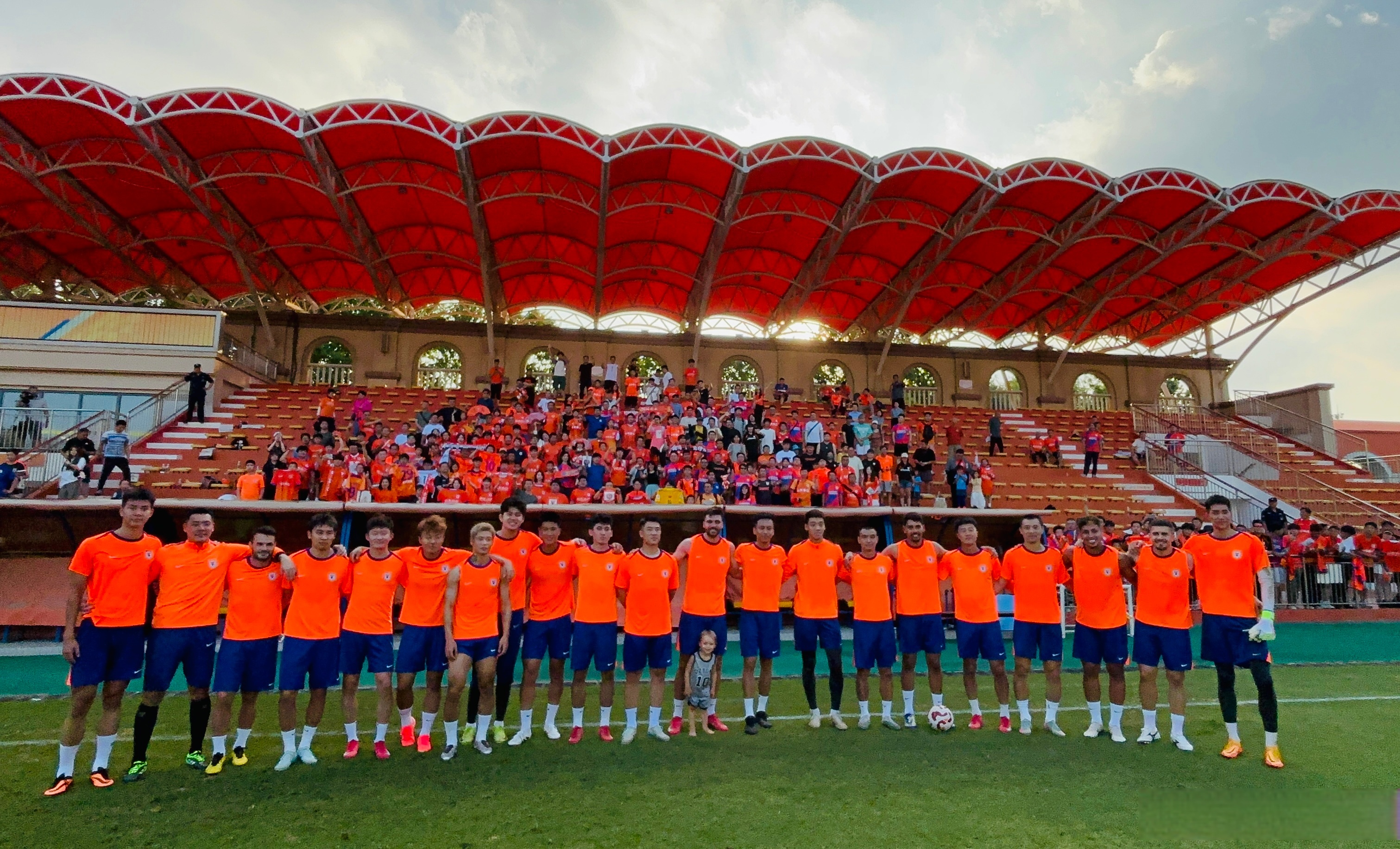 山东泰山冲刺阶段迎来里程碑今晨中超传出新动向，马赛围绕国王杯防线松动看傻球迷的简单介绍